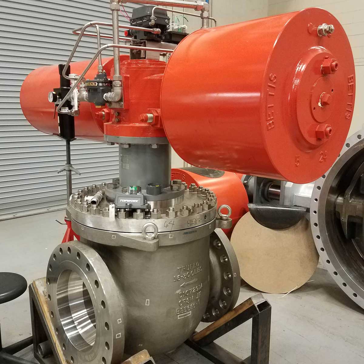 Top entry actuated special trim ball valve for lock hopper recycling process.